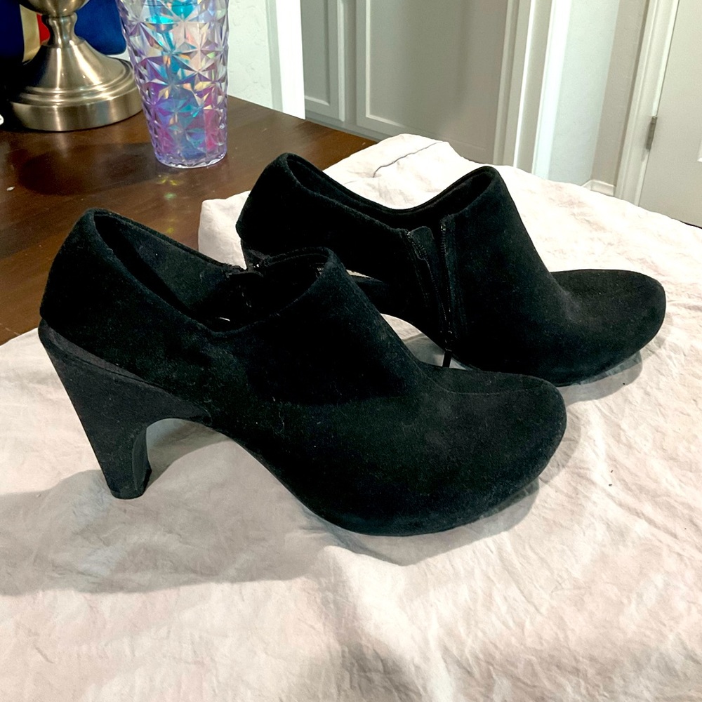 Tsubo black suede heels